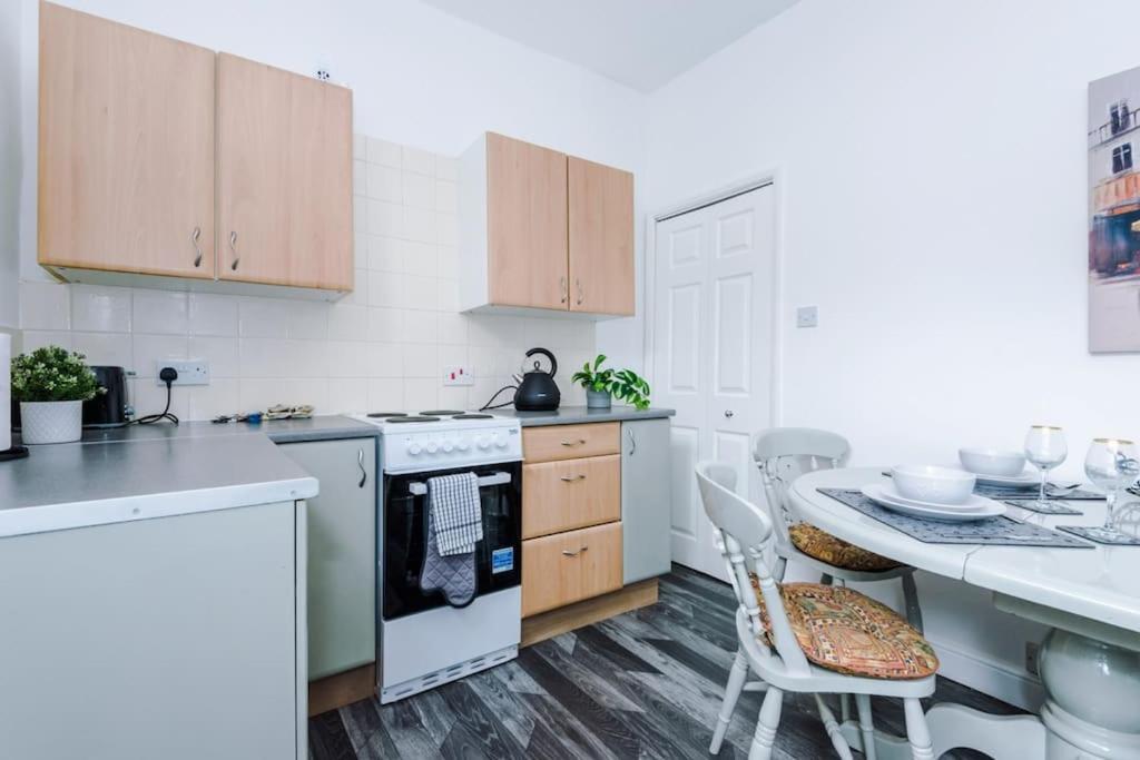 Vila Long Term Offers Message For Prices Sleeps 6 Adults, Contractors, Relocators, Travellers Halifax Exteriér fotografie