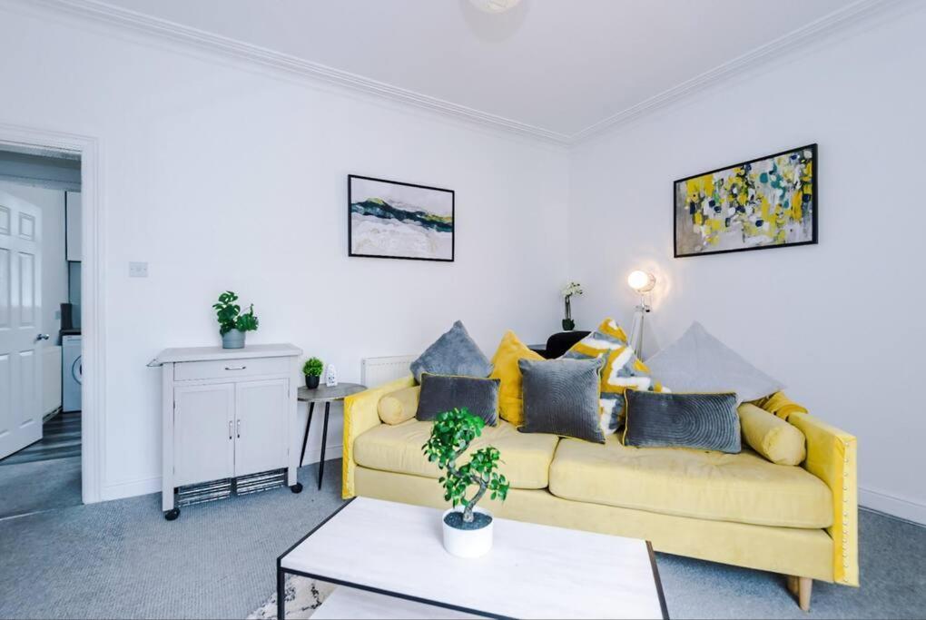 Vila Long Term Offers Message For Prices Sleeps 6 Adults, Contractors, Relocators, Travellers Halifax Exteriér fotografie